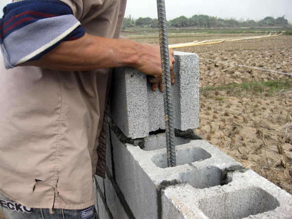 Phú Điền - Cần đặt gạch block đúng vị trí khi xây